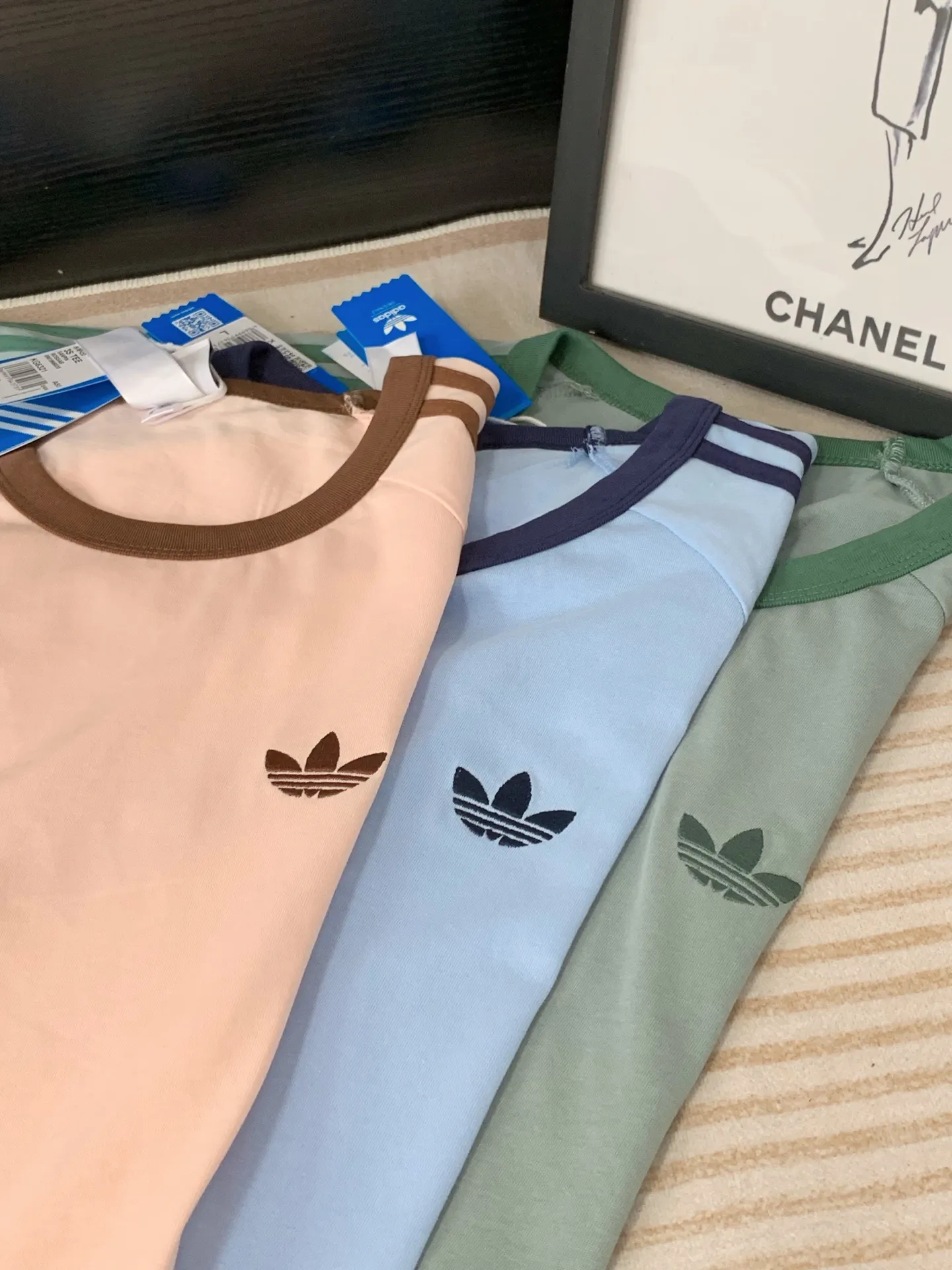 (Evergreen model Dopamine) Adidas Clover Classic Contrast Color Short Sleeve Retro and Comfort Double Online The brand DNA is full: the iconic clover logo + three-stripe design on the shoulders, low-key showing a sense of sports fashion, contrasting edged collar + cuffs, with an American Retro film feel, saying goodbye to the monotony of basic models. Skin-friendly Breathable experience: Select high-quality pure cotton fabrics, soft and skin-friendly, moisture-wicking and sweat-wicking, suitable for daily wear, sports, and going out on the street. Three colors are available: refreshing Light Blue, Retro dark green, and gentle peach pink. Each style can whiten and reduce age, and easily capture the summer atmosphere. Style number: A 249# Color: Light Blue Bean Green Pink Size: S-2XL